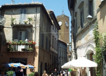 Decoro urbano. Via panche e insegne improprie