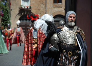 Corteo storico senza un euro si inventa l’album delle figurine