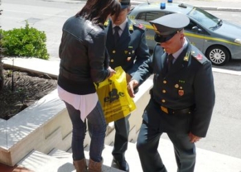 Operazioni di controllo del territorio della Guardia di Finanza di Terni: 30 violazioni allo scontrino, individuati due commercianti abusivi, sequestrati 3.500 oggetti contraffatti