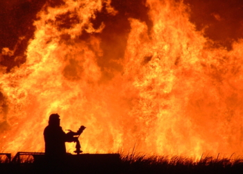 Pericoloso incendio tra La Svolta e Morrano:intervenuti 1 canadair e 2 elicotteri.