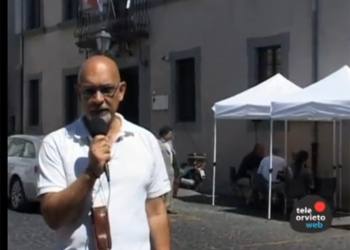 Il sindaco Concina dice “NO” alla chiusura e si trasferisce col suo ufficio davanti al Tribunale