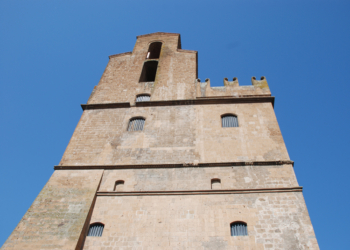 Crolla un pezzo di cordolo del palazzo del Capitano del Popolo