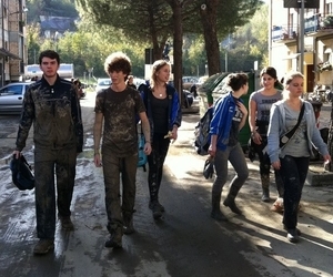 Ragazzi spalatori, volontari, gente buona