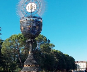 Giubileo. Inaugurazione del “Calice” in piazza Matteotti alla presenza del sindaco Dottarelli e del vescovo monsignor Benedetto Tuzia
