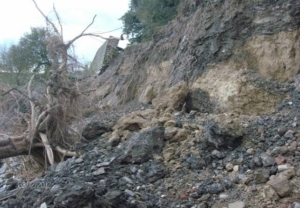 Corbara. L’apertura dell diga ha spazzato via la strada. Appello alle istituzioni