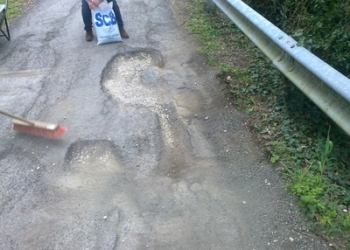 Borgo Hescana. I cittadini riparano la strada “bucata”