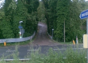 Borgo Hescana. I cittadini riparano la strada “bucata”