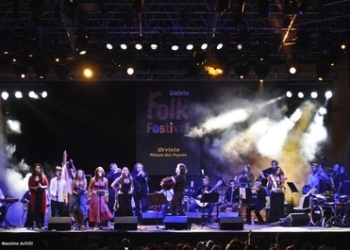 L’orchestra giovanile di musica popolare diretta da Sparagna  al Mancinelli per la festa di fine stagione