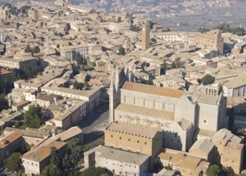 Tanti turisti durante le festività pasquali e tutto esaurito nei parcheggi