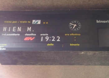 Il lato A e quello B del tabellone degli orari ferroviari