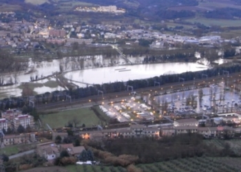 Un parcheggio sopraelevato nell’area di piazza della Pace, stazione. Lo propone Leoni