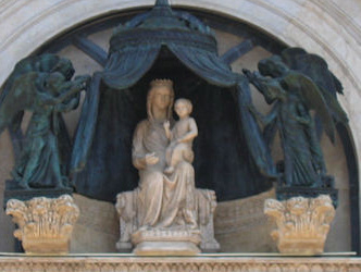 ”E’ abusiva la Maestà con Angeli reggicortina sulla lunetta del Duomo?”