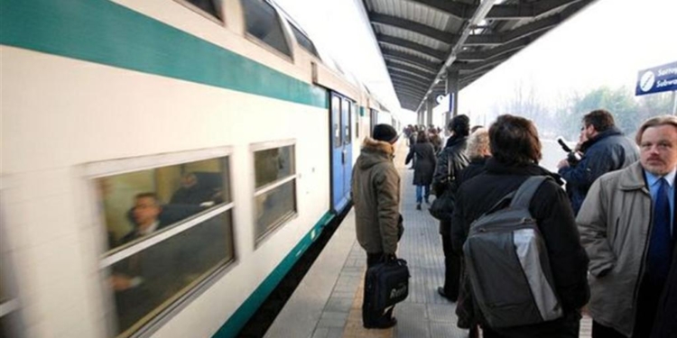 Aumentano le tariffe e tempi di percorrenza dei treni. Pendolari non ci stanno