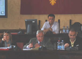 Gli uffici tecnici comunali hanno avviato i controlli sulla piscina del sindaco. Tensioni in consiglio