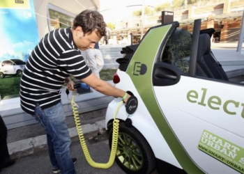 Parcheggi gratuiti e accesso illimitato ai varchi elettronici. Come? Basta avere l’auto elettrica