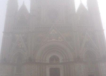Il centro di Orvieto nella nebbia
