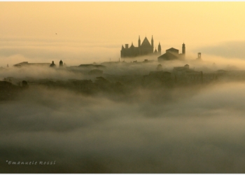 Orvieto spunta dalla nebbia