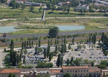 Parcheggi e locali sopraelevati e coperti con impianti fotovoltaici in piazza della Pace e aree adiacenti.