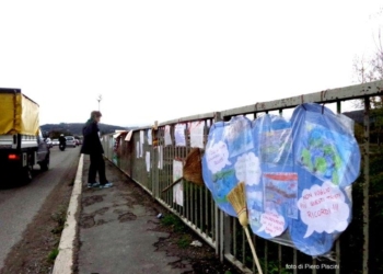 Code di Paglia. Questi i volantini esposti sul ponte
