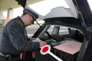 “SUCCHIA” BENZINA DALL’AUTO DELL’USL. LA FINANZA LO DENUNCIA PER PECULATO, CONCUSSIONE ED ABUSO D’UFFICO