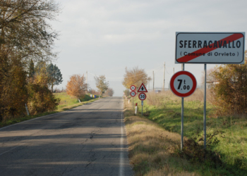 Strada dell’Aeroporto vietata ai mezzi pesanti, cicli e moticicli. Limite a 30 km/h per gli automobilisti