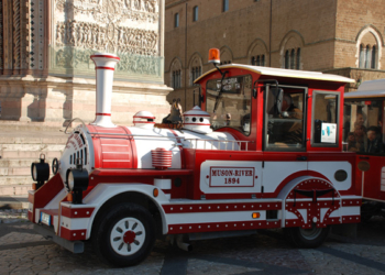 Orvieto si veste a festa per il Natale: street band, mercatini, sconti. E parte anche il trenino