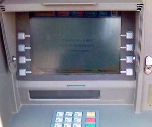 La figlia di un conoscente gli ruba il bancomat, 90enne “alleggerito” di oltre mille euro