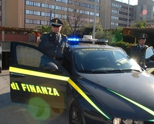 Anziana signora truffata per 135.000 euro. Denunciati i vicini di casa dalla Guardia di Finanza