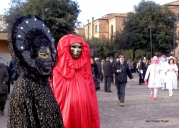 Carnevale sul piazzale del parcheggio di via Roma