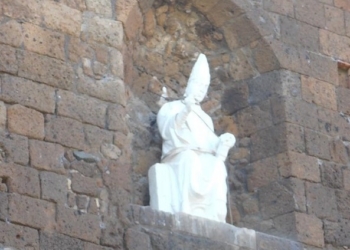 Ricollocate le statue dei papi sulle porte delle città