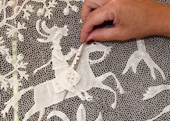 Nella Chiesa di San Bernardo in Piazza del Popolo la mostra “Il Merletto d’Orvieto fiore di un’arte tutta al femminile dagli antichi corredi delle spose orvietane ad oggi”.