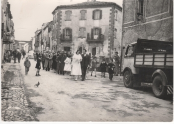 Spose di ieri .. Spose di oggi. Gli scatti del giorno più bello sui muri del paese