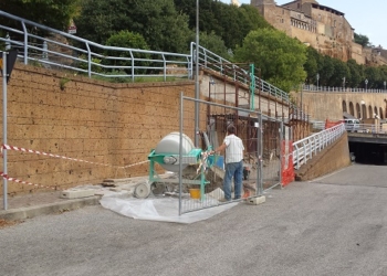 Lavori di ripristino di una parte del rivestimento in tufo al parcheggio di Campo della Fiera
