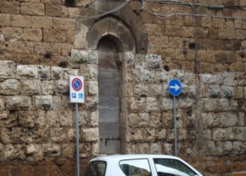 La “porta del morto” in via dei Mercanti. Emblematica di trascuratezza e mancanza di decoro