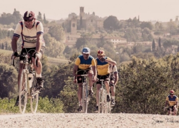 Sudore, fatica, paesaggio: in bici, all’Eroica, sulle strade bianche delle Crete senesi
