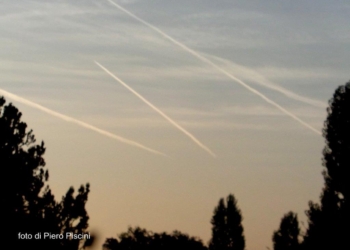 Sopra Orvieto. Forse scie di aerei in guerra