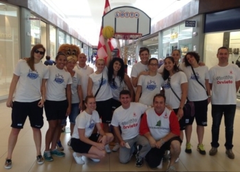 Le ragazze della Azzurra Ceprini Orvieto alla Porta di Orvieto per promuovere uno degli sport più belli del mondo : il basket ?