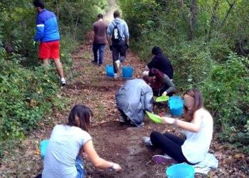 Studenti ripuliscono la “Selciata dei Cappuccini” per riportare alla luce un tratto del basolato antico