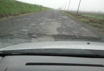 Le strade rattoppate non reggono la pioggia