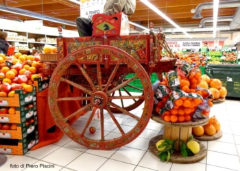 Un bellissimo e originale carretto siciliano in mostra alla COOP della ”Porta di Orvieto”