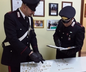 Ritrovati monili in oro rubati: denunciati dai carabinieri per ricettazione 2 albanesi ed il titolare di un compro oro
