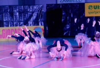 Spalti gremiti al Palapapini per la manifestazione che unisce sport e solidarietà