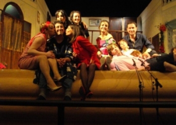 In scena al Cinema Teatro Amiata di Abbadia San Salvatore la Compagnia Arcadia Teatro Giovani in Oscar, due figlie e tre valigie