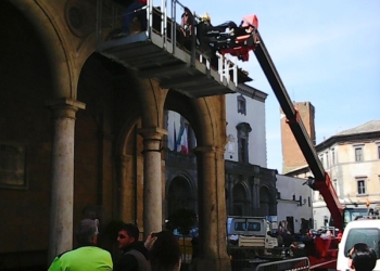 Cornicione caduto a Sant’Andrea, operai al lavoro