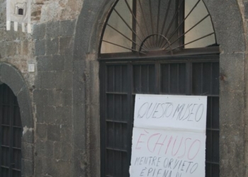 Cose di Pasquetta. Museo chiuso e piazza Duomo parcheggio di auto RAI