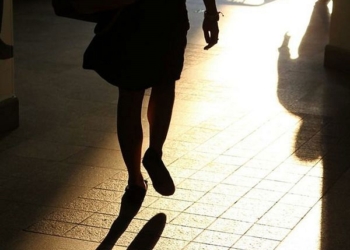 Artigiano orvietano molesta madre e figlia