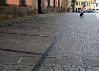 Piazza del Popolo: via le strisce blu davanti al Reale. Protestano le opposizioni