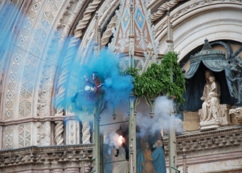 Folla delle grandi occasioni in piazza Duomo per la Palombella 2015 – FOTOGALLERY