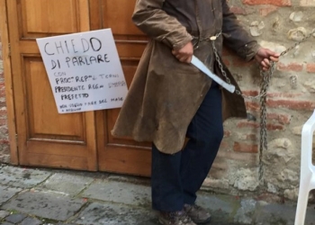 Monteleone. Si incatena al Comune, armato di coltello