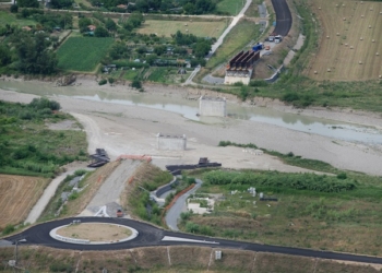 Complanare, inizia la gettata del ponte